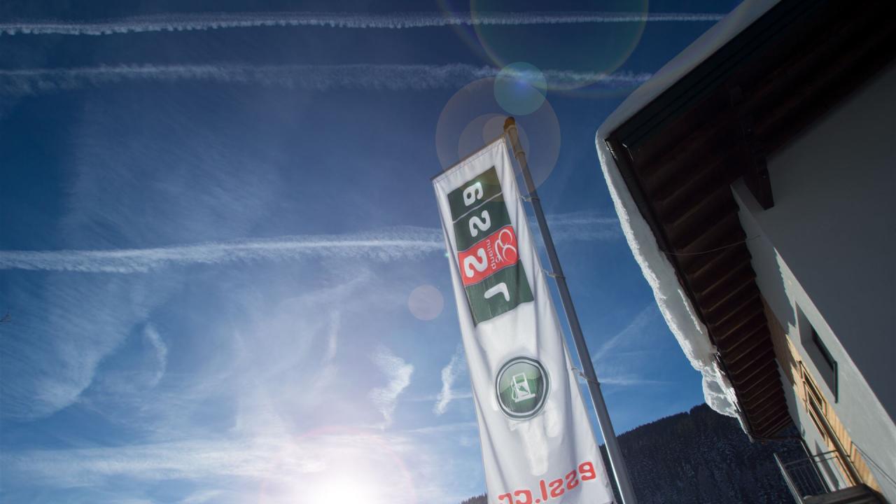 Haus im Winter Westseite mit Fahne Essl